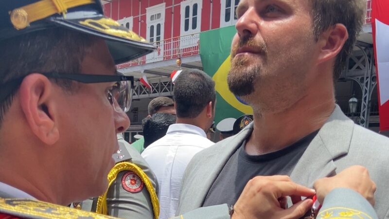 Thiago Gagliasso recebe homenagem do CBMERJ