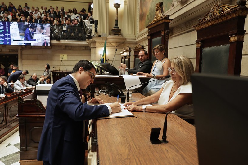 Renovação e conservadorismo marcam posse de vereadores e Paes na Câmara do Rio
