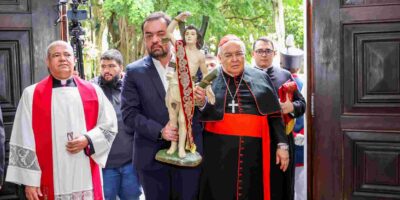 Cláudio Castro recebe a imagem peregrina de São Sebastião no Palácio Guanabara
