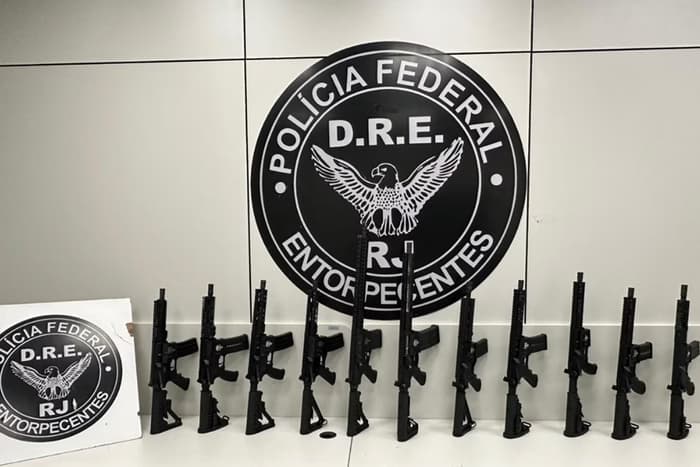 PF apreende arsenal de guerra que seria entregue ao CV no Rio