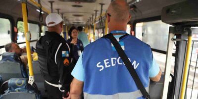 Fiscalização flagra 10 coletivos sem ar-condicionado durante blitz