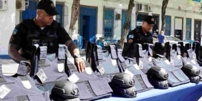 Cláudio Castro entrega mais de 4 mil equipamentos de proteção individual à PM