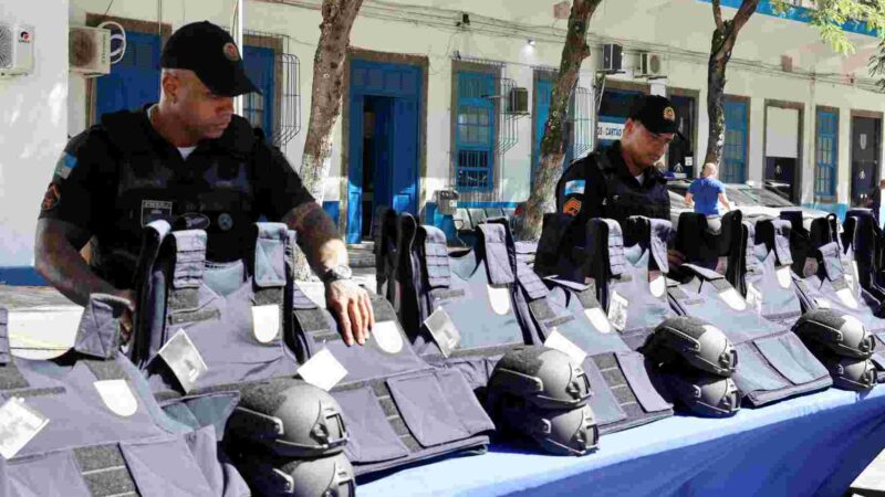 Cláudio Castro entrega mais de 4 mil equipamentos de proteção individual à PM