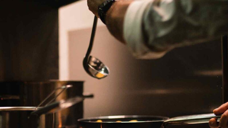 Emprego formal, estágio e jovem aprendiz: mais de 3 mil oportunidades estão disponíveis no Estado do Rio esta semana