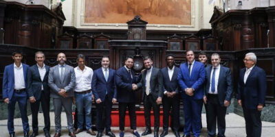 Presidente da Alerj recebe ex-craque holandês Seedorf