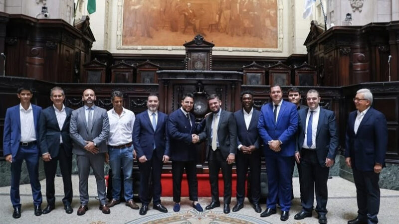 Presidente da Alerj recebe ex-craque holandês Seedorf