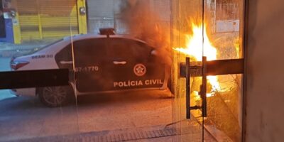 Bandido que ateou fogo em viatura na porta de delegacia tem prisão negada