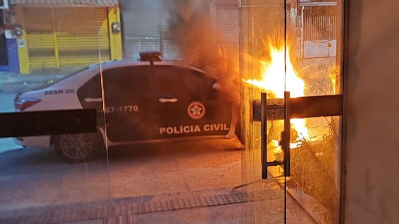 Bandido que ateou fogo em viatura na porta de delegacia tem prisão negada