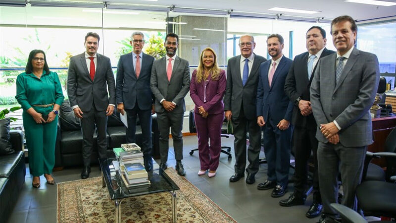 Deputada Tia Ju e procurador da Alerj se reúnem com ministro Gilmar Mendes