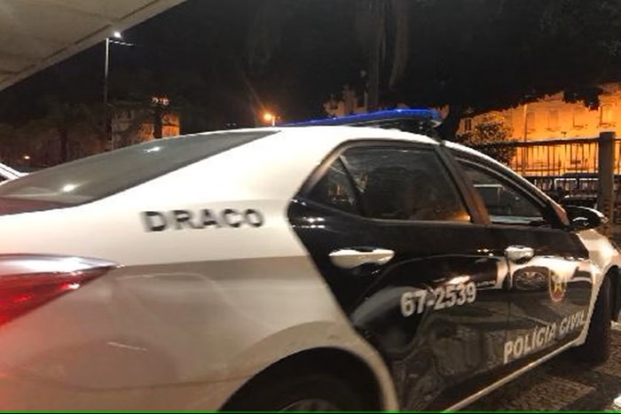 Criança é baleada em comunidade após traficantes atirarem para o alto durante comemoração de futebol