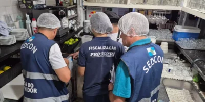 Fiscalização encontra comida vencida e sujeira em Copacabana às vésperas de Lady Gaga