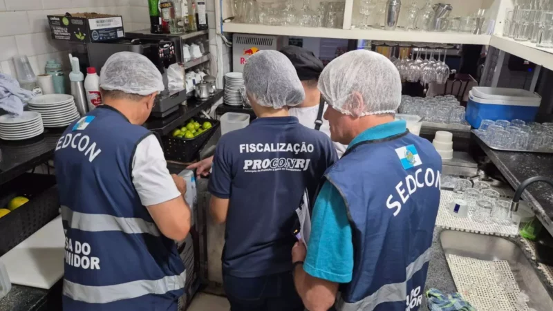 Fiscalização encontra comida vencida e sujeira em Copacabana às vésperas de Lady Gaga