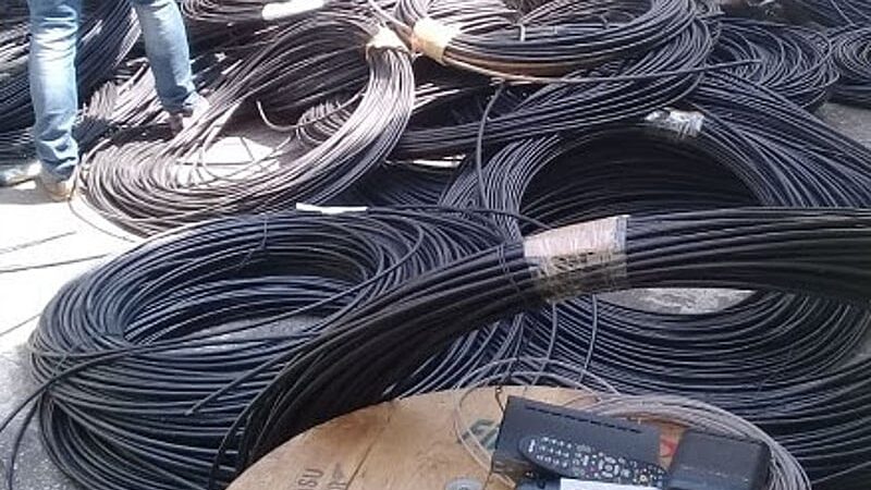 Enel flagra mais de 350 “gatos” de energia em Magé durante operação