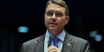 Flávio Bolsonaro quer dois presídios federais no Rio em 2026