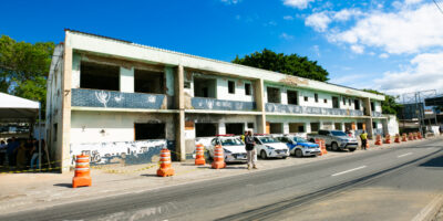 Prédio abandonado vai abaixo para dar lugar a nova maternidade em Itaguaí