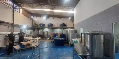 Polícia Civil fecha fábricas de cosméticos falsos e prende duas pessoas na Baixada Fluminense