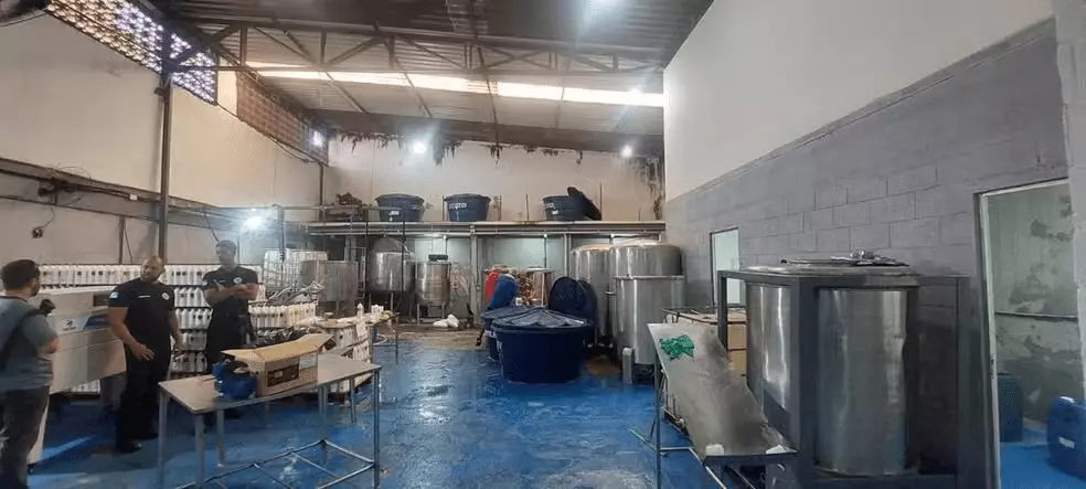 Polícia Civil fecha fábricas de cosméticos falsos e prende duas pessoas na Baixada Fluminense