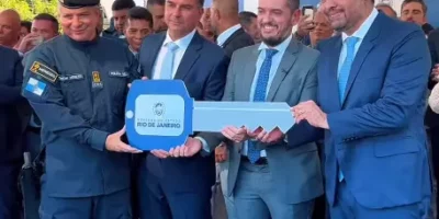 Castro entrega 214 novas viaturas da PM ao lado de Flávio Bolsonaro e Bacellar