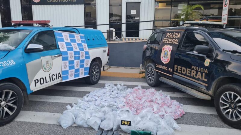 Combo do crime: mulher é presa com 75kg de drogas e armas na Região dos Lagos