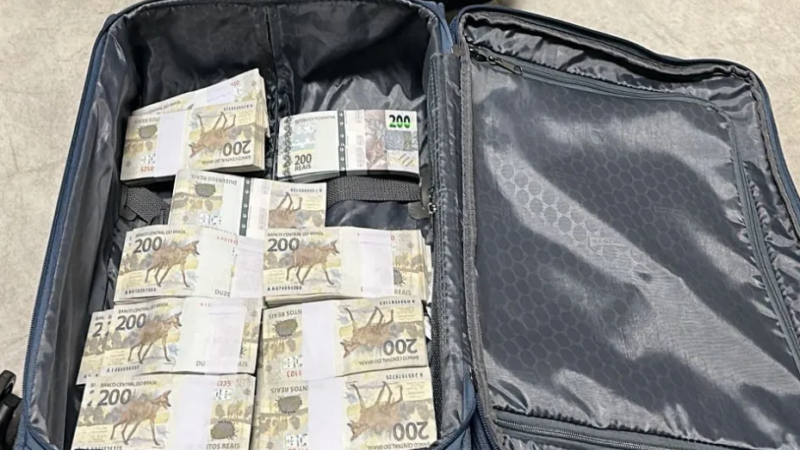 PF apreende mala com R$1,2 milhão em Brasília e prende três empresários