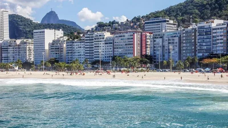 Câmara do Rio aprova proteção à orla e barra transformação de hotéis em residências