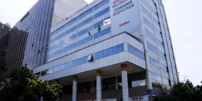 Justiça manda tirar do ar site que vendia petições feitas por IA por R$19,90