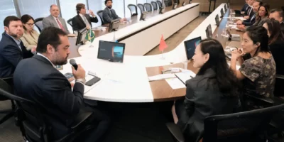 Castro negocia R$ 5 bi com gigante chinesa para fábrica de combustível sustentável no Rio