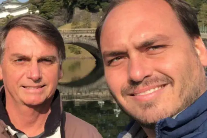 Carlos Bolsonaro desabafa sobre operação da PF: “Tento evitar ficar em casa para não lembrar”