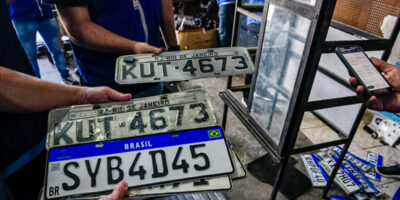 Ferro-velho é interditado em Bangu por armazenar placas de carros roubados e falsificadas