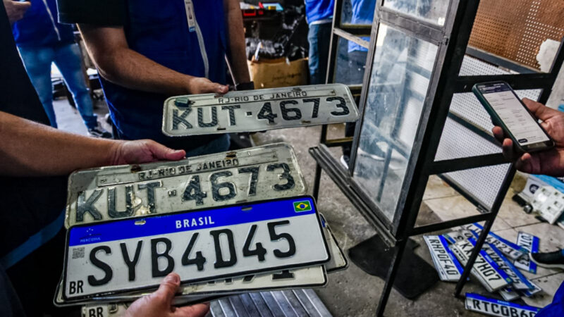 Ferro-velho é interditado em Bangu por armazenar placas de carros roubados e falsificadas