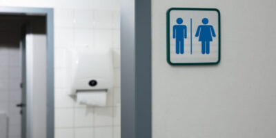 Câmara de Petrópolis aprova lei que limita uso de banheiros para pessoas trans