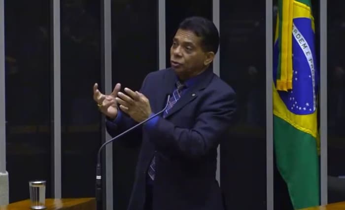 Deputado propõe ‘Lei Leo Lins’ para blindar humoristas de punições