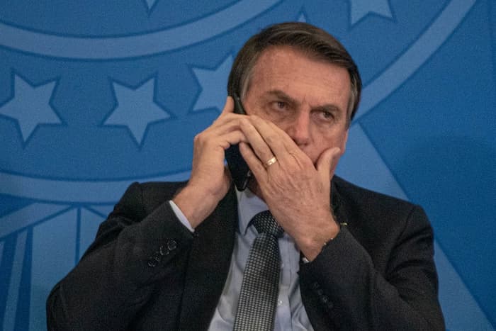Bolsonaro avisa deputada de que lançará Carlos ao Senado por SC