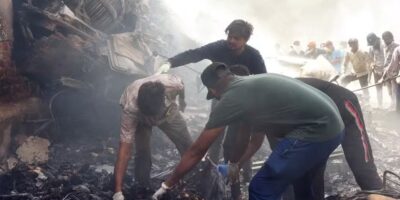 Avião com mais de 240 pessoas a bordo cai na Índia; ministro diz que foram ‘muitos mortos’