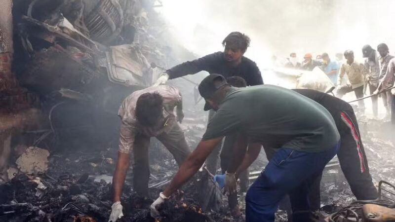 Avião com mais de 240 pessoas a bordo cai na Índia; ministro diz que foram ‘muitos mortos’