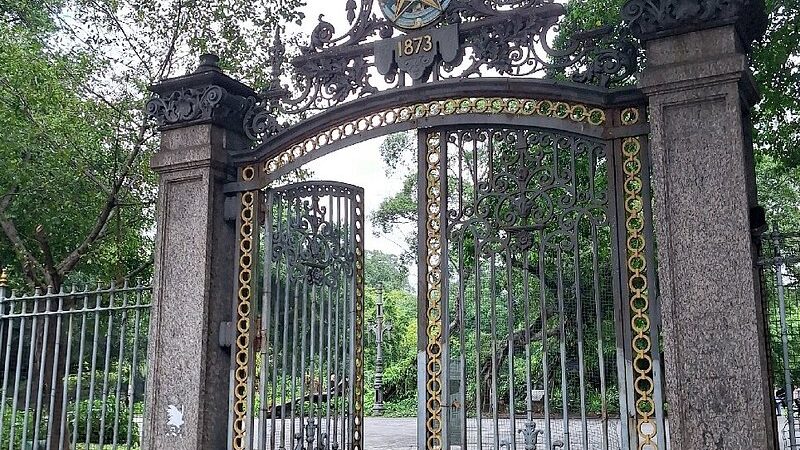 Praça da República vive dias de abandono no coração do Rio