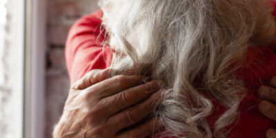 Castro sanciona lei que proíbe condenados por violência contra idosos de assumirem cargos públicos no estado do Rio