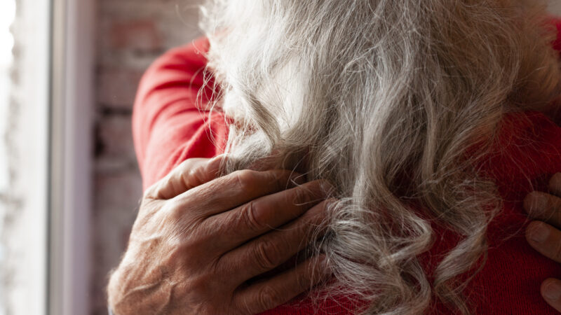 Castro sanciona lei que proíbe condenados por violência contra idosos de assumirem cargos públicos no estado do Rio