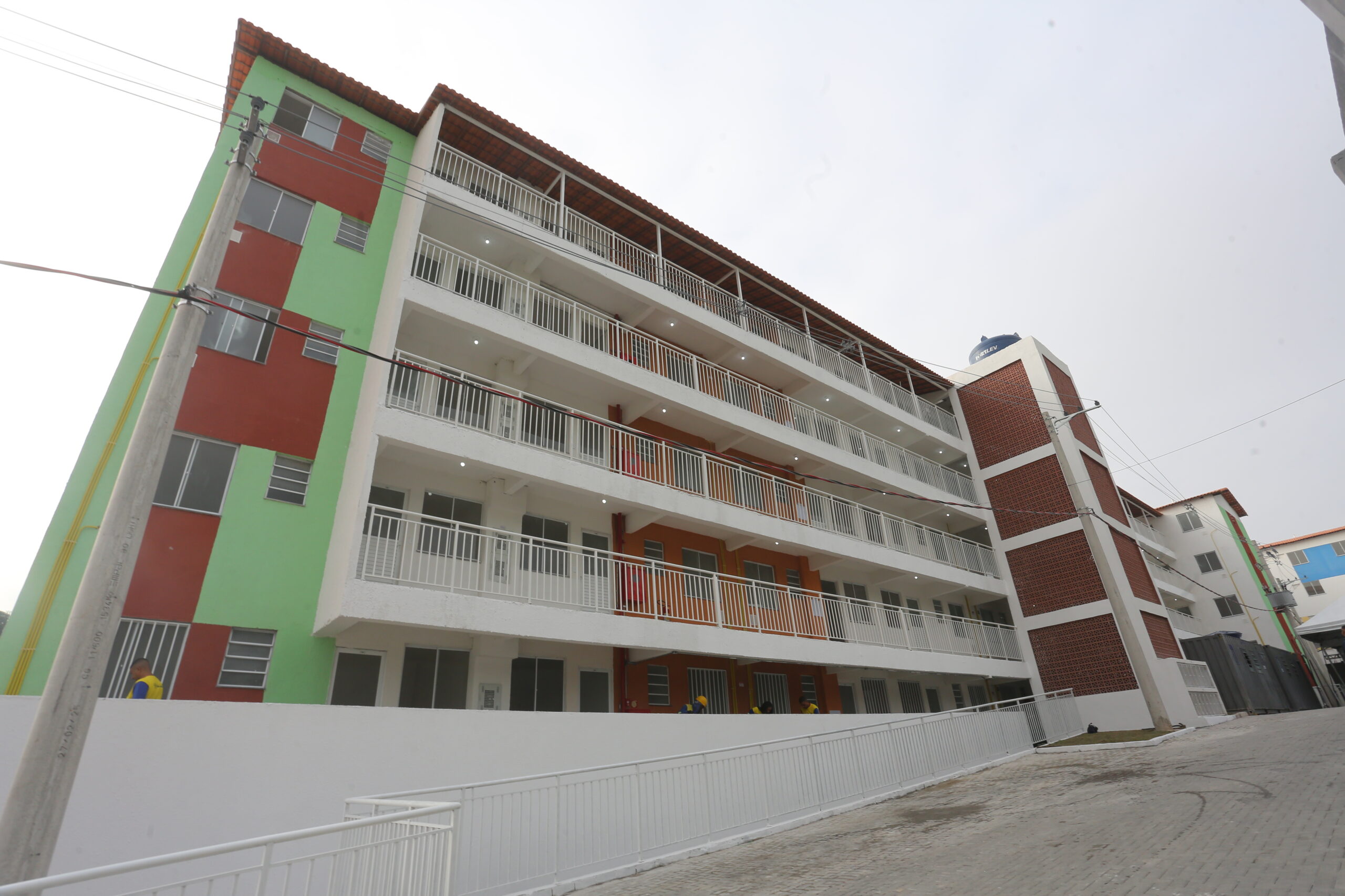 Governo do Estado entrega 175 moradias no Complexo do Alemão