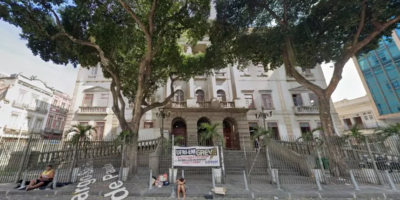 Reforma da fachada do Instituto de Filosofia da UFRJ, feita pela prefeitura, convive com atrasos e custos crescentes