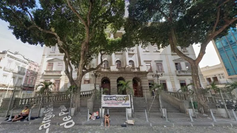 Reforma da fachada do Instituto de Filosofia da UFRJ, feita pela prefeitura, convive com atrasos e custos crescentes
