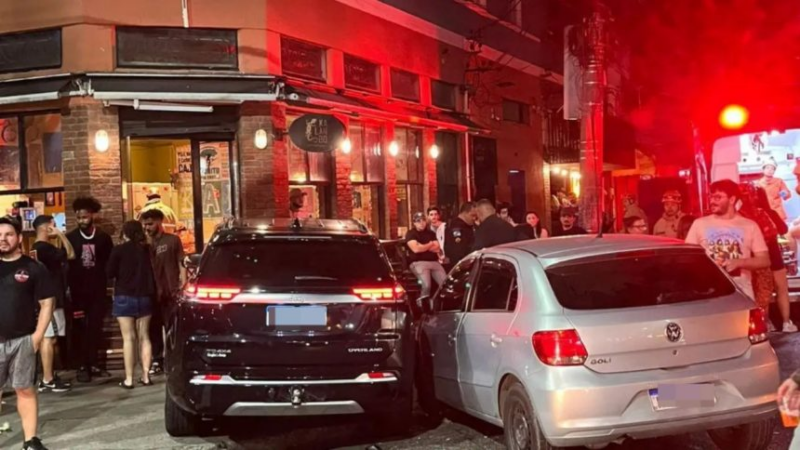 Carros invadem calçada de bar na Arnaldo Quintela, no centro boêmio de Botafogo