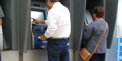 Cláudio Castro anuncia pagamento do 13º na próxima segunda