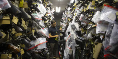 O gatilho da violência: Rio concentra 43% das apreensões de fuzis, armas de guerra que desconfiguraram o estado em cinco décadas