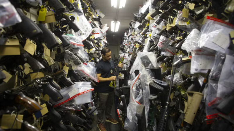 O gatilho da violência: Rio concentra 43% das apreensões de fuzis, armas de guerra que desconfiguraram o estado em cinco décadas