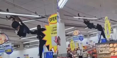 ‘Tarzan’ invade supermercado na Penha, fica pendurado no teto e acaba preso pela polícia