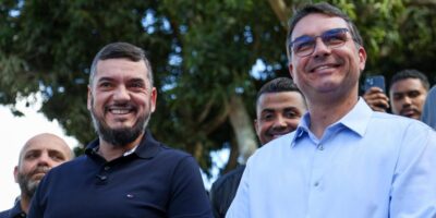 Uma foto, um gesto: Bacellar circula em Búzios ao lado de Flávio Bolsonaro