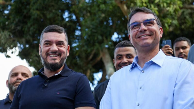 Uma foto, um gesto: Bacellar circula em Búzios ao lado de Flávio Bolsonaro