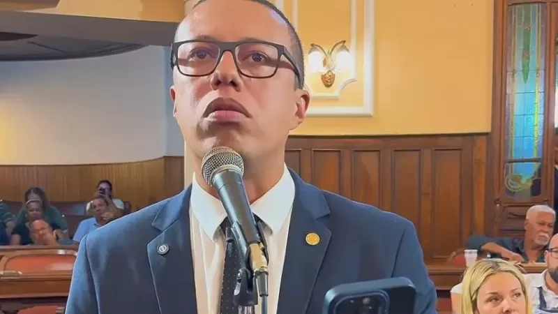 Deputado Douglas Gomes pressiona Prefeitura de Niterói por falha no fornecimento de remédio vital a criança com doença rara