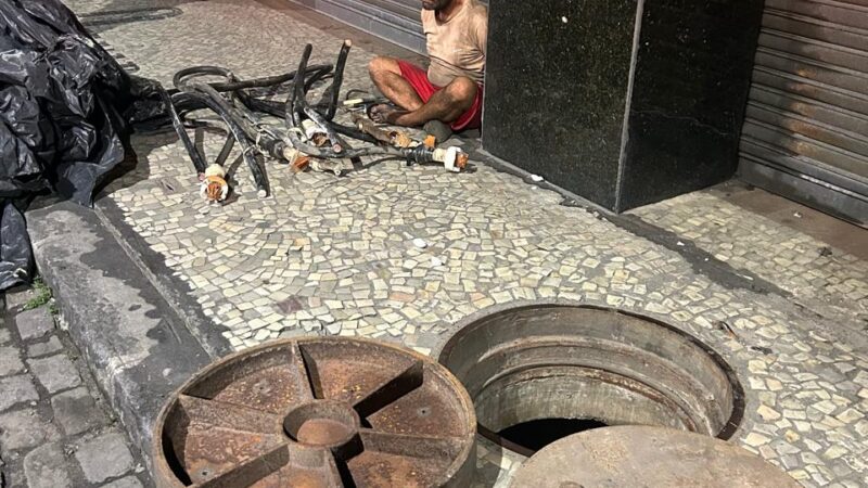 Homem é preso após roubo de cabos causar apagão no shopping Paço do Ouvidor, no Centro do Rio